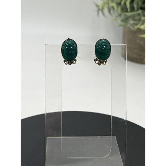 Vintage Green Swirl Glass Carved Scarab Gold Tone Protection Clip-on‎ Earrings - Picture 2 of 12